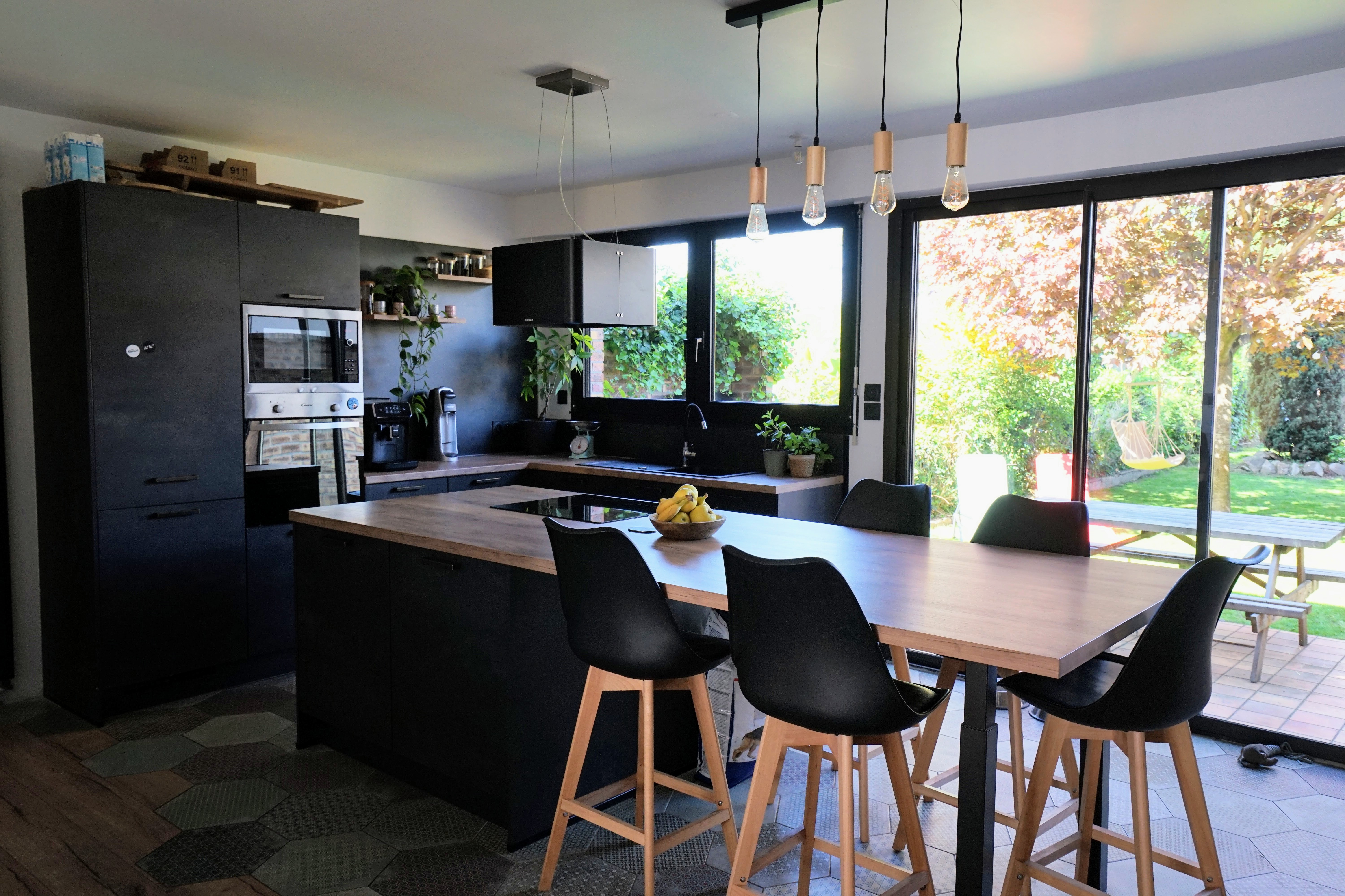 Cuisine avec bar et vue jardin